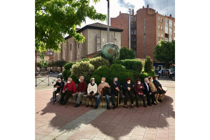 Un grupo de personas mayores en Valladolid.- ICAL