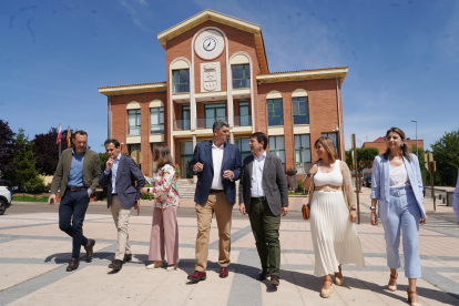 El presidente del PP y de la Junta, Alfonso Fernández Mañueco, visita la localidad vallisoletana de Arroyo de la Encomienda para apoyar al candidato Jota de la Fuente. ICAL