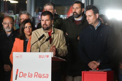 Luis Tudanca junto a Daniel de la Rosa y Esther Peña, en la pegada de carteles del inicio de campaña del PSOE en Burgos.ICAL