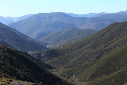Montañas del Valle del Sil en Anllares del Sil ( León), territorio del oso.-  ICAL