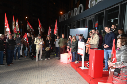 Luis Tudanca junto a Daniel de la Rosa y Esther Peña, en la pegada de carteles del inicio de campaña del PSOE en Burgos.ICAL