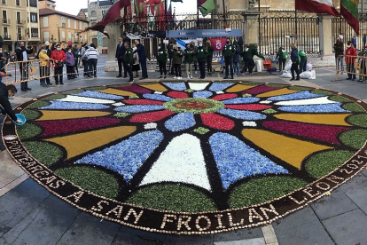 La asociación Corpus Christi instala una alfombra de flores a los pies de la Catedral de León. - ICAL