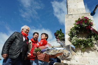 Demetrio Madrid, Luis Tudanca e Isabel Rodríguez realizan la ofrenda floral en el monolito comunero.- ICAL