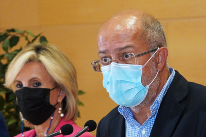 El vicepresidente Igea ante la mirada de la consejera de Sanidad, Verónica Casado. - ICAL