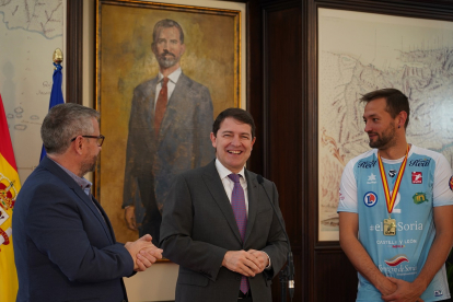 El presidente de la Junta recibe al Club Deportivo Voleibol 'Río Duero Soria' tras lograr la 48 Copa del Rey de Voleibol.- ICAL