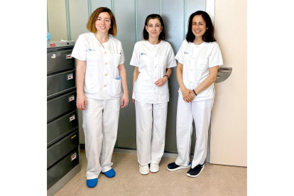 Sara Fernández, Alicia Armentia y Ángela Moro en el Hospital Río Hortega.. EL MUNDO