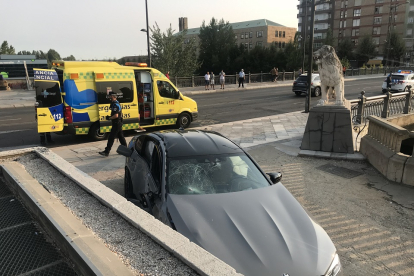 Un vehículo atropella a una persona tras estrellarse en el puente de los leones. - ICAL