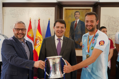 El presidente de la Junta recibe al Club Deportivo Voleibol 'Río Duero Soria' tras lograr la 48 Copa del Rey de Voleibol.- ICAL