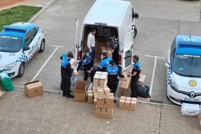 Momentos previos a la salida de la furgoneta con ayuda humanitaria para Ucrania en el cuartel de la Policía Local de Palencia.- ICAL