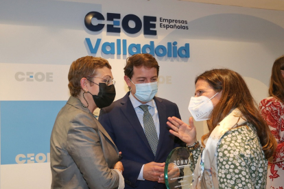 El presidente de la Junta, Alfonso Fernández Mañueco, charla con Sonia Pascual, y con Beatriz Escudero, tras entregales los premios.- ICAL