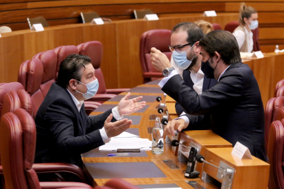 El consejero Suárez Quiñones conversa con el procurador de UPL, Luis Mariano Santos y el socialista Ángel Hernánez. - ICAL