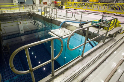 La piscina de refrigeración es una de las zonas más críticas. Alberga 2.453 barras de uranio gastado en su interior que se trasladarán al almacén temporal. FOTO CEDIDA POR ENRESA
