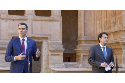 El presidente del Gobierno, Pedro Sánchez, junto al presidente de la Junta de Castilla y León, Alfonso Fernández Mañueco, en la comparecencia previa a la Conferencia de Presidentes. ICAL