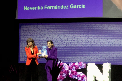 La ministra de Igualdad, Ana Redondo, entrega el premio a Evenka Fernández. X: @PatriCillero