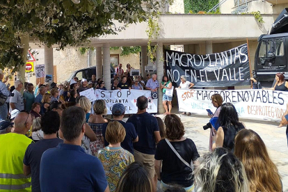 Alrededor de 300 personas protestan contra las macroplantas solares en el Valle de Tobalina.-ICAL
