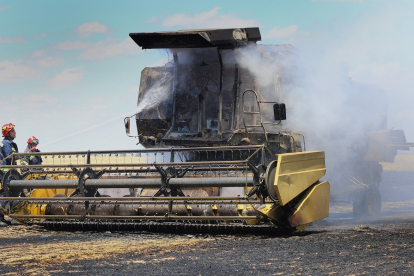 Arden cerca de tres hectáreas de cebada al incendiarse una cosechadora en Villamartín de Campos (Palencia).- ICAL.