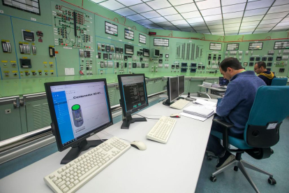 La sala de control de la central nuclear Santa María de Garoña antes de su desmantelamiento trabaja con el 20% de los sistemas operativos. Controla la piscina y el contenedor cargado.- TOMÁS ALONSO