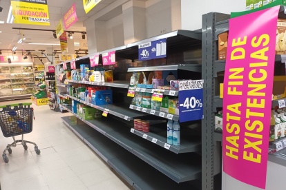 Supermercado Dia en Aranda de Duero con carteles que anuncian la liquidación.- L. V.