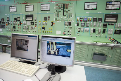 La sala de control de la central nuclear Santa María de Garoña antes de su desmantelamiento trabaja con el 20% de los sistemas operativos. Controla la piscina y el contenedor cargado.- TOMÁS ALONSO