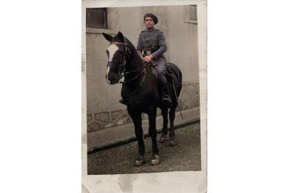 Valerico Canales, montado en un caballo con el traje de militar. E.M