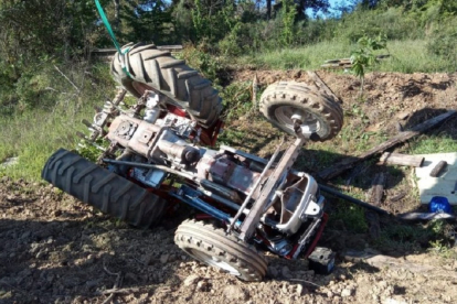 El vuelco del tractor que produjo el fallecimiento del agricultor en el barrio de Arriba de Cabañas Raras (León).- AYTO. PONFERRADA