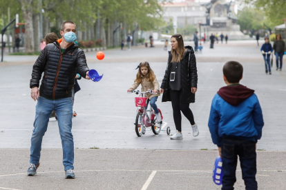 Padres juegan con sus hijos por las calles de Valladolid.- JUAN MIGUEL LOSTAU.