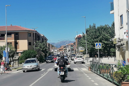 Calle principal de Sotillo de la Adrada en Ávila, colapsada de tráfico.- E. M