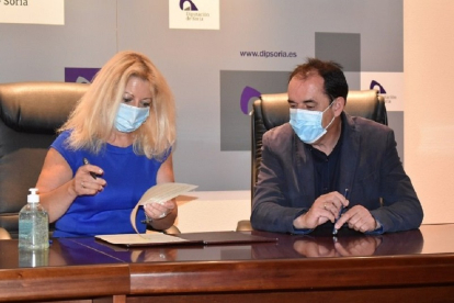 La alcaldesa de Almarza, Ascensión Pérez, firma el convenio junto al presidente de la Diputación, Benito Serrano. - DIPUTACIÓN DE SORIA