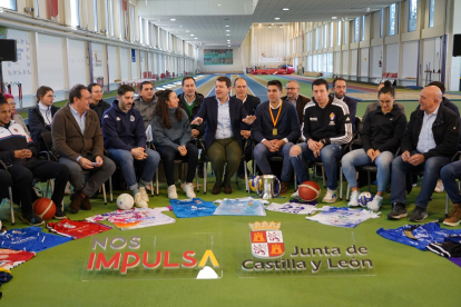 El presidente de la Junta de Castilla y León, Alfonso Fernández Mañueco, junto a representantes de varios clubes deportivos de la Comunidad.- ICAL
