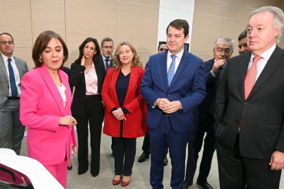 El presidente de la Junta de Castilla y León, Alfonso Fernández Mañueco, visita la sede de la empresa Antolin, su centro de I+D y Eurotrim. -ICAL
