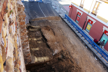La primera cata arqueológica en la muralla tardorromana de la calle Carreras de León saca a la luz el arranque de los cubos destruidos en 1906.- ICAL