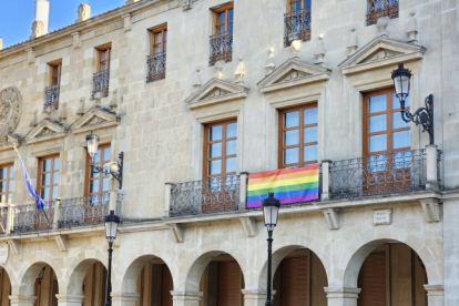 Bandera LGTBI en la fachada del Ayuntamiento de Soria. -HDS