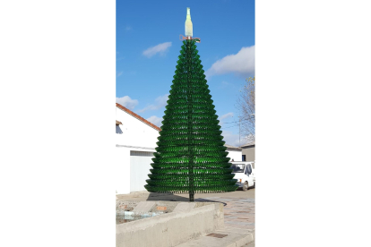 Árbol navideño construido en Palencia con botellas de alhambra. ICAL