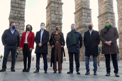 Tudanca posa con los presidentes socialistas frente al acueducto de Segovia.- E. PRESS