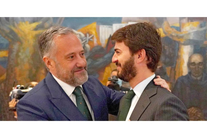 El presidente de las Cortes Carlos Pollán saluda a Juan García-Gallardo. - ICAL