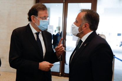 Toma de posesión de Mañueco como presidente de la Junta - Mariano Rajoy y Carlos Pollán.- J. M. LOSTAU