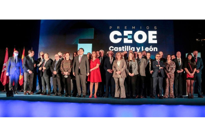Los premiados por la CEOE de Castilla y León posan en la foto de familia con las autoridades y los presidentes de la CEOE de la Comunidad y de España.- ICAL