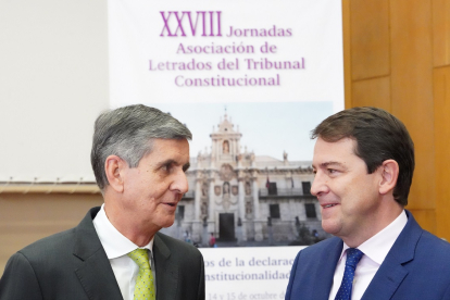 Mañueco junto al presidente del Tribunal Constitucional, Pedro José González-Trevijano Sánchez durante  las XXVIII Jornadas de la Asociación de Letrados del Tribunal Constitucional. - ICAL