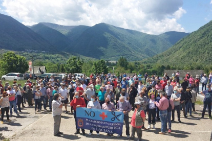 Cientos de vecinos se concentraron en Villablino (León), para protestar contra la situación sanitaria en el valle de Laciana y organizar la marcha en defensa de la sanidad pública.- ICAL