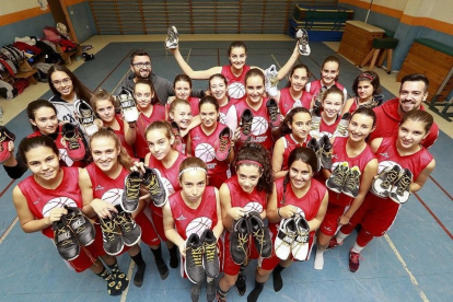 Las jugadoras del equipo cadete femenino delVega de Prado lucen los cordones dorados de sus zapatillas. - J.M. LOSTAU