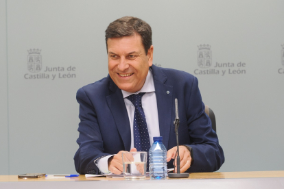 El portavoz de la Junta, Carlos Fernández Carriedo, durante la rueda de prensa posterior al Consejo de Gobierno.- ICAL