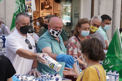 Un momento de la entrega de leche gratis por parte de las organizaciones agrarias en la calle Santiago de Valladolid. ICAL
