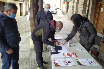 Mesas de firmas de Soria ¡Ya! para conseguir avales y presentarse como agrupación de electores en las elecciones del 13 de febrero. - ICAL