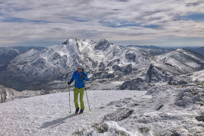 Un montañero alcanza la cumbre del Pico Lago, con las cumbres de Mampodre a sus espaldas. / N.S.