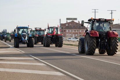 Una marcha espontánea de tractores tapona varias carreteras de la provincia de León. ICAL