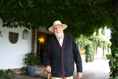 Antonio Pereira posa en el parador de Villafranca del Bierzo que lleva su nombre, en una imagen de archivo.- ICAL