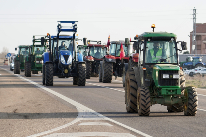 Una marcha espontánea de tractores tapona varias carreteras de la provincia de León. ICAL