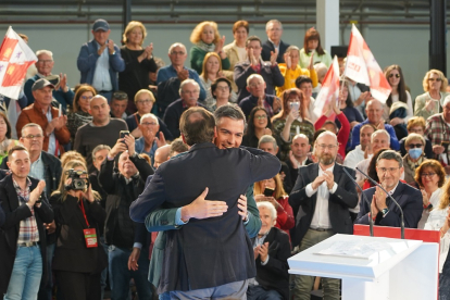 El secretario general del PSOE y presidente del Gobierno, Pedro Sánchez, y Óscar Puente, alcalde de Valladolid y candidato a la reelección, en un acto público en Valladolid. -ICAL