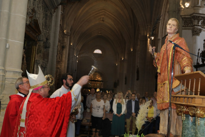 Reparto de agua en la cripta de la Catedral en honor a San Antolín, patrón de la ciudad, en la imagen el obispo Manuel Herrero.- ICAL