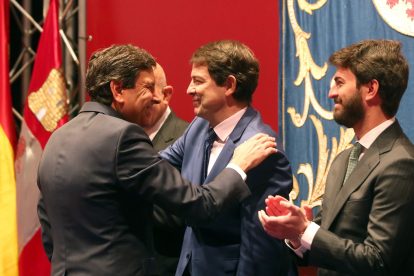 El presidente Mañueco se saluda con el consejero Carriedo ante la mirada del vicepresidente García-Gallardo. ICAL